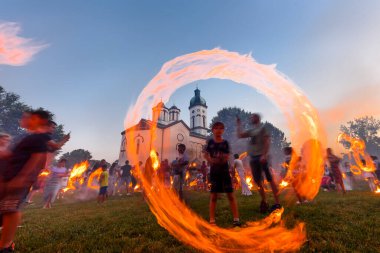 Loznica, Sırbistan - 11 Temmuz 2023: LilaLo Festivali, yerel halk otantik geleneğinin yanı sıra gençlerin yaratıcı potansiyellerine adanmış bir müzik ve performans festivali..