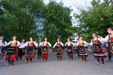 Loznica, Sırbistan - 11 Temmuz 2023: Yerel halk özgün bir geleneğe sahip ulusal bir festival. Kolo dansı yapan Sırp Ulusal Folkloru.