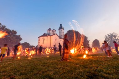 Loznica, Sırbistan - 11 Temmuz 2023: LilaLo Festivali, yerel halk otantik geleneğinin yanı sıra gençlerin yaratıcı potansiyellerine adanmış bir müzik ve performans festivali..