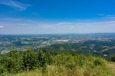 Gucevo dağından görülen Loznica Panoraması. Sırbistan'ın batısındaki Loznica şehri havadan görüntülendi.