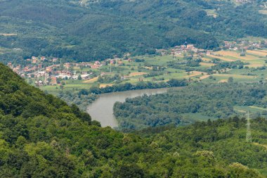 Loznica yakınlarındaki Gucevo dağından Drina Nehri manzarası