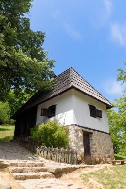 Trsiç, Sırbistan - 13 Temmuz 2023: Sırbistan 'ın Trsiç kentinde Vuk Stefanoviç Karadziç' in doğum evi. Sırp dilbilimci ve dilbilimciydi ve Sırpça dilinde önemli bir reformcuydu..