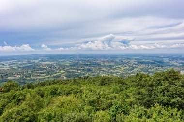 Sırbistan 'daki Kosmaj Dağı manzarası. Kosmaj Dağı 'ndan Umadija Panoraması