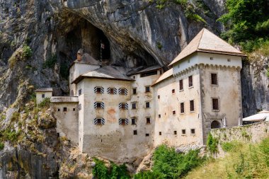 Predjama, Slovenya - 27 Haziran 203: Slovenya, Avrupa 'daki Predjama Şatosu. Güney Slovenya 'da bir mağara ağzı içine inşa edilen Rönesans kalesi.