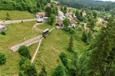 Predjama, Slovenya - 27 Haziran 203: Slovenya, Avrupa 'daki Predjama Şatosu. Güney Slovenya 'da bir mağara ağzı içine inşa edilen Rönesans kalesi.