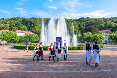 Loznica, Sırbistan - 12 Temmuz 2023: Banja Koviljaca, Sırbistan Sağlık Merkezi. Banja Koviljaca 'nın merkezinde güzel bir çeşme. Sırp Ulusal Folkloru dans ediyor. Sırp Ulusal Folklor dansı.