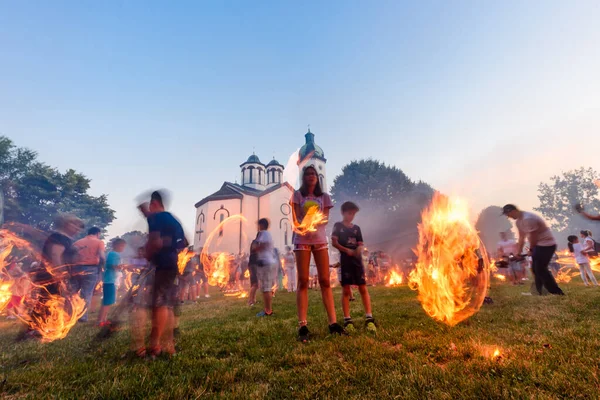 Loznica, Sırbistan - 11 Temmuz 2023: LilaLo Festivali, yerel halk otantik geleneğinin yanı sıra gençlerin yaratıcı potansiyellerine adanmış bir müzik ve performans festivali..