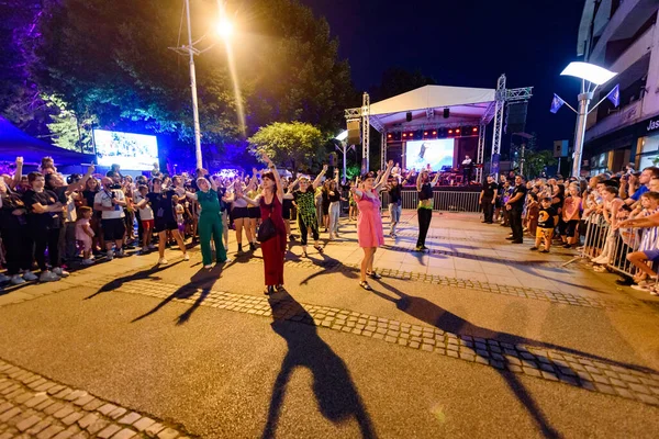 Loznica Sérvia Julho 2023 Grupo Dançarinos Rua Loznica Sérvia Imagens Royalty-Free