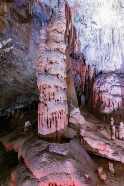 Postojna, Slovenya - 27 Haziran 2023: Slovenya 'nın en çok ziyaret edilen mağarası olan Postojna mağarasını keşfetmek. Binlerce dikit ve sarkıt.