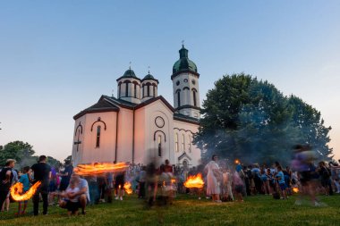 Loznica, Sırbistan - 11 Temmuz 2023: LilaLo Festivali, yerel halk otantik geleneğinin yanı sıra gençlerin yaratıcı potansiyellerine adanmış bir müzik ve performans festivali..