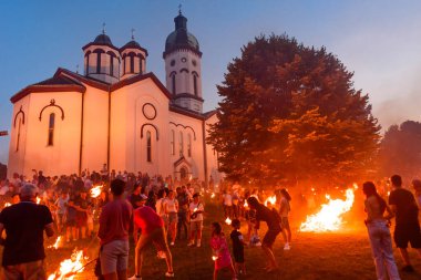 Loznica, Sırbistan - 11 Temmuz 2023: LilaLo Festivali, yerel halk otantik geleneğinin yanı sıra gençlerin yaratıcı potansiyellerine adanmış bir müzik ve performans festivali..