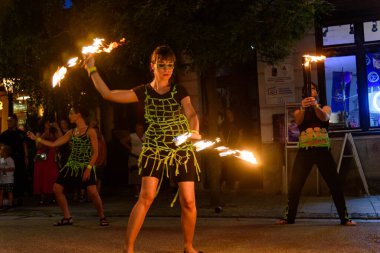 Loznica, Sırbistan - 11 Temmuz 2023: Ateşle oynayan oyuncu. Sırbistan 'ın Loznica kentinde sokak sanatçıları.