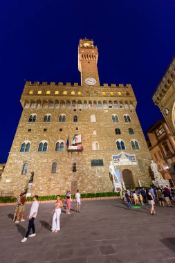 Floransa, İtalya - 28 Haziran 2023: Floransa, İtalya Piazza della Signoria 'dan Palazzo Vechio ile geceleyin.