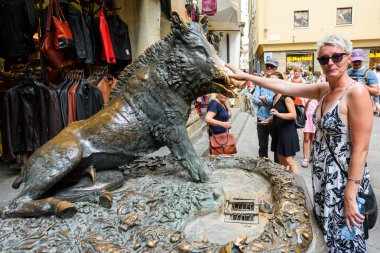 Floransa, İtalya - 28 Haziran 2023: Fontana del Porcellino, Floransa İtalya. Bir turist, Fontana del Porcellino 'da (Piglet Çeşmesi) şans getirmesi için bronz yaban domuzunun burnunu ovuşturur.).