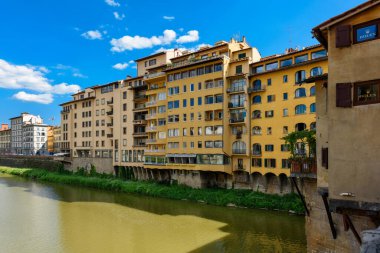 Floransa, İtalya - 28 Haziran 2023: Floransa, İtalya Arno Nehri üzerinde. Ponte Vecchio köprüsünün görüntüsü.