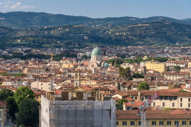 Floransa, İtalya - Haziran Florence, İtalya - 28 Haziran 2023: İtalya 'da Floransa Panoraması. İtalya 'nın Floransa şehrinin havadan görünüşü: Floransa, İtalya' da Dante Alighieri anıtı