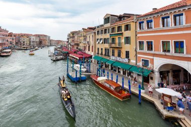 Venedik, İtalya - 30 Haziran 2023: Venedik kanalı Gondol, İtalya 
