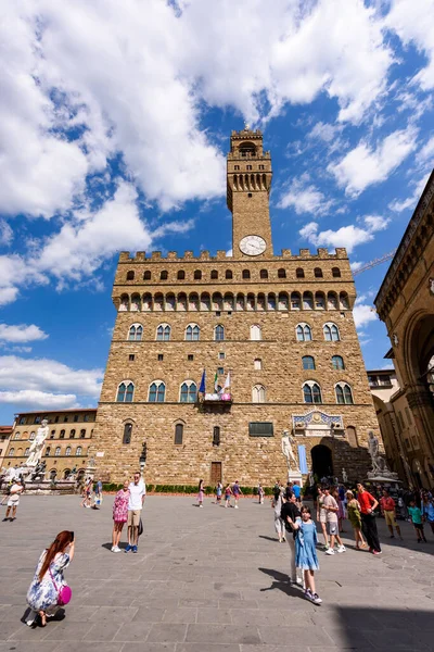 Floransa, İtalya - 28 Haziran 2023: Floransa, İtalya Piazza della Signoria 'dan Palazzo Vechio ile