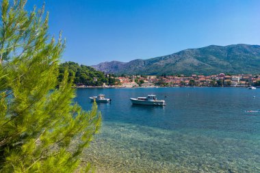 Cavtat, Hırvatistan - 11 Ağustos 2023: Cavtat (Hırvatistan) birçok otel ve restoranı olan popüler bir turizm merkezi. Dalmaçya 'nın güneyindeki güzel Cavtat kasabası