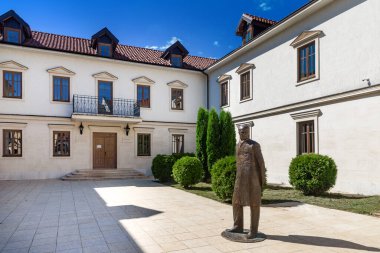 Visegrad, Cumhuriyet, Bosna-Hersek - 13 Ağustos 2023: Andricgrad ve Mesa Selimoviç 'in Visegrad, Bosna-Hersek' teki ana girişi.