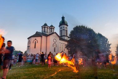 Loznica, Sırbistan - 11 Temmuz 2023: LilaLo Festivali, yerel halk otantik geleneğinin yanı sıra gençlerin yaratıcı potansiyellerine adanmış bir müzik ve performans festivali..