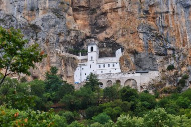 Ostrog, Karadağ - 06 Ağustos 2023: Karadağ 'daki bir kayada Ostrog Manastırı