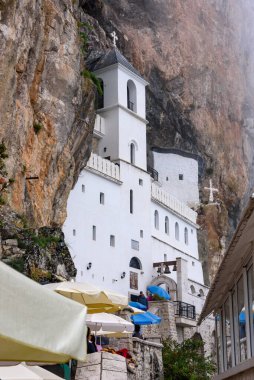 Ostrog, Karadağ - 06 Ağustos 2023: Karadağ 'daki bir kayada Ostrog Manastırı