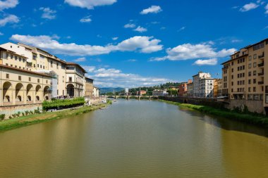 Floransa, İtalya - 28 Haziran 2023: Floransa, İtalya Arno Nehri üzerinde. Ponte Vecchio köprüsünün görüntüsü.