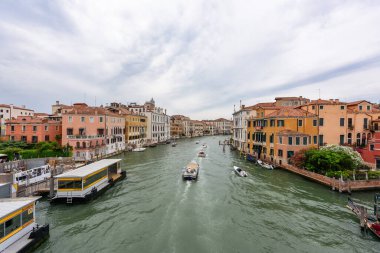 Venedik, İtalya - 30 Haziran 2023: Gondollu Venedik Kanalı, İtalya 