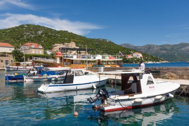Sudjuradj, Hırvatistan - 09 Ağustos 2023: Dubrovnik, Adriyatik denizi yakınlarındaki Sipan Adası, Sudjuradj köyü, Hırvatistan