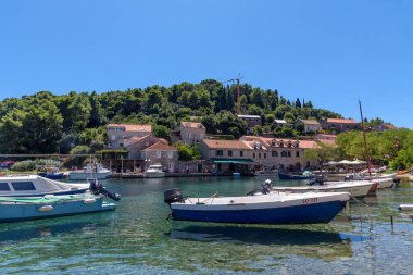 Sudjuradj, Hırvatistan - 09 Ağustos 2023: Dubrovnik, Adriyatik denizi yakınlarındaki Sipan Adası, Sudjuradj köyü, Hırvatistan