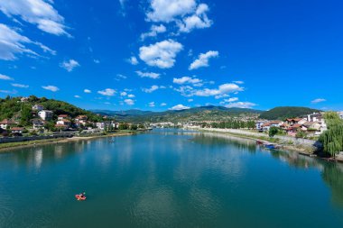 Visegrad, Cumhuriyet, Bosna-Hersek - 13 Ağustos 2023: Bosna-Hersek 'teki Visegrad şehri ve Drina Nehri manzarası 