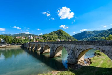 Visegrad, Bosna-Hersek - 13 Ağustos 2023: Bosna-Hersek 'in Visegrad kentindeki Drina üzerindeki ünlü köprü. Drina Nehri 'ndeki Mehmed Paşa Sokoloviç Köprüsü