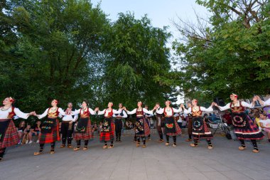 Loznica, Sırbistan - 11 Temmuz 2023: Yerel halk özgün bir geleneğe sahip ulusal bir festival. Kolo dansı yapan Sırp Ulusal Folkloru.