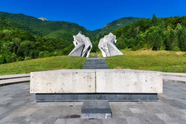 Sutjeska Ulusal Parkı, Bosna-Hersek - 01 Ağustos 2023: İkinci Dünya Savaşı anıtı Sutjeska Ulusal Parkı, Bosna-Hersek. Anma kompleksi Tjentiste.