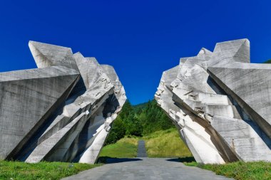 Sutjeska Ulusal Parkı, Bosna-Hersek - 01 Ağustos 2023: İkinci Dünya Savaşı anıtı Sutjeska Ulusal Parkı, Bosna-Hersek. Anma kompleksi Tjentiste.
