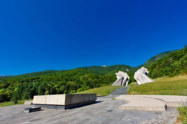 Sutjeska Ulusal Parkı, Bosna-Hersek - 01 Ağustos 2023: İkinci Dünya Savaşı anıtı Sutjeska Ulusal Parkı, Bosna-Hersek. Anma kompleksi Tjentiste.