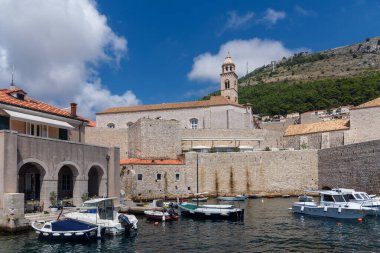 Dubrovnik, Hırvatistan - 03 Ağustos 2023: Ünlü seyahat beldesi Dubrovnik, Dalmaçya, Hırvatistan ve Avrupa 'ya bakın. Eski Dubrovnik kasabası