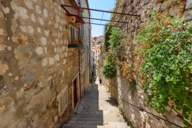 Dubrovnik, Hırvatistan - 03 Ağustos 2023: Ünlü seyahat beldesi Dubrovnik, Dalmaçya, Hırvatistan ve Avrupa 'ya bakın. Eski Dubrovnik kasabası