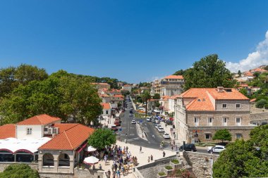 Dubrovnik, Hırvatistan - 03 Ağustos 2023: Ünlü seyahat beldesi Dubrovnik, Dalmaçya, Hırvatistan ve Avrupa 'ya bakın. Eski Dubrovnik kasabası