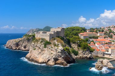 Dubrovnik, Hırvatistan - 03 Ağustos 2023: Ünlü seyahat beldesi Dubrovnik, Dalmaçya, Hırvatistan ve Avrupa 'ya bakın. Eski Dubrovnik kasabası