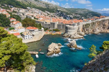 Dubrovnik, Hırvatistan - 03 Ağustos 2023: Ünlü seyahat beldesi Dubrovnik, Dalmaçya, Hırvatistan ve Avrupa 'ya bakın. Eski Dubrovnik kasabası
