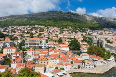 Dubrovnik, Hırvatistan - 03 Ağustos 2023: Ünlü seyahat beldesi Dubrovnik, Dalmaçya, Hırvatistan ve Avrupa 'ya bakın. Eski Dubrovnik kasabası