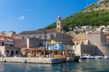 Dubrovnik, Hırvatistan - 03 Ağustos 2023: Ünlü seyahat beldesi Dubrovnik, Dalmaçya, Hırvatistan ve Avrupa 'ya bakın. Eski Dubrovnik kasabası