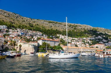 Dubrovnik, Hırvatistan - 03 Ağustos 2023: Ünlü seyahat beldesi Dubrovnik, Dalmaçya, Hırvatistan ve Avrupa 'ya bakın. Eski Dubrovnik kasabası