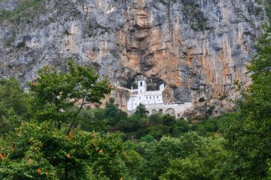 Karadağ, Ostrog - 6 Ağustos 2023. Dağlardaki Ostrog Manastırı, deniz seviyesinden yaklaşık 900 metre yükseklikte faaliyet gösteren bir Sırp Ortodoks manastırı. XVII yüzyılda kurulmuş.