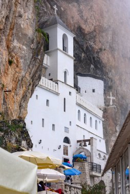 Karadağ, Ostrog - 6 Ağustos 2023. Dağlardaki Ostrog Manastırı, deniz seviyesinden yaklaşık 900 metre yükseklikte faaliyet gösteren bir Sırp Ortodoks manastırı. XVII yüzyılda kurulmuş.