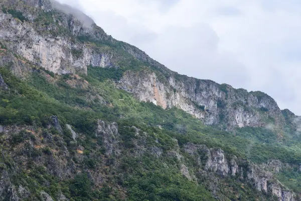 Karadağ, Ostrog - 6 Ağustos 2023. Dağlardaki Ostrog Manastırı, deniz seviyesinden yaklaşık 900 metre yükseklikte faaliyet gösteren bir Sırp Ortodoks manastırı. XVII yüzyılda kurulmuş.