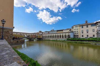 Floransa, İtalya - 28 Haziran 2023: Floransa, İtalya Arno Nehri üzerinde. Ponte Vecchio köprüsünün görüntüsü.