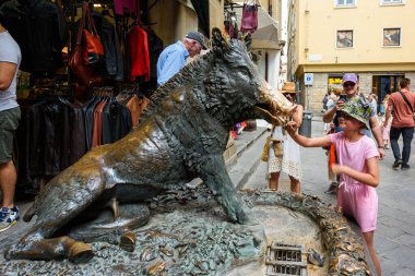 Floransa, İtalya - 28 Haziran 2023: Fontana del Porcellino, Floransa İtalya. Bir turist, Fontana del Porcellino 'da (Piglet Çeşmesi) şans getirmesi için bronz yaban domuzunun burnunu ovuşturur.).